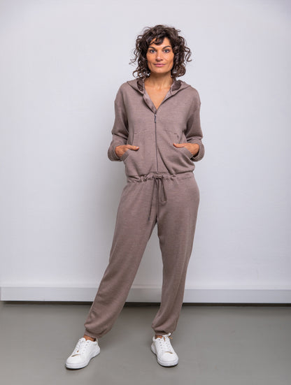 Jumpsuit aus 100% feiner Merinowolle, eine mit Seidensatin gefütterte Kapuze, Reißverschluss im Vorderteil sowie Kängurutaschen