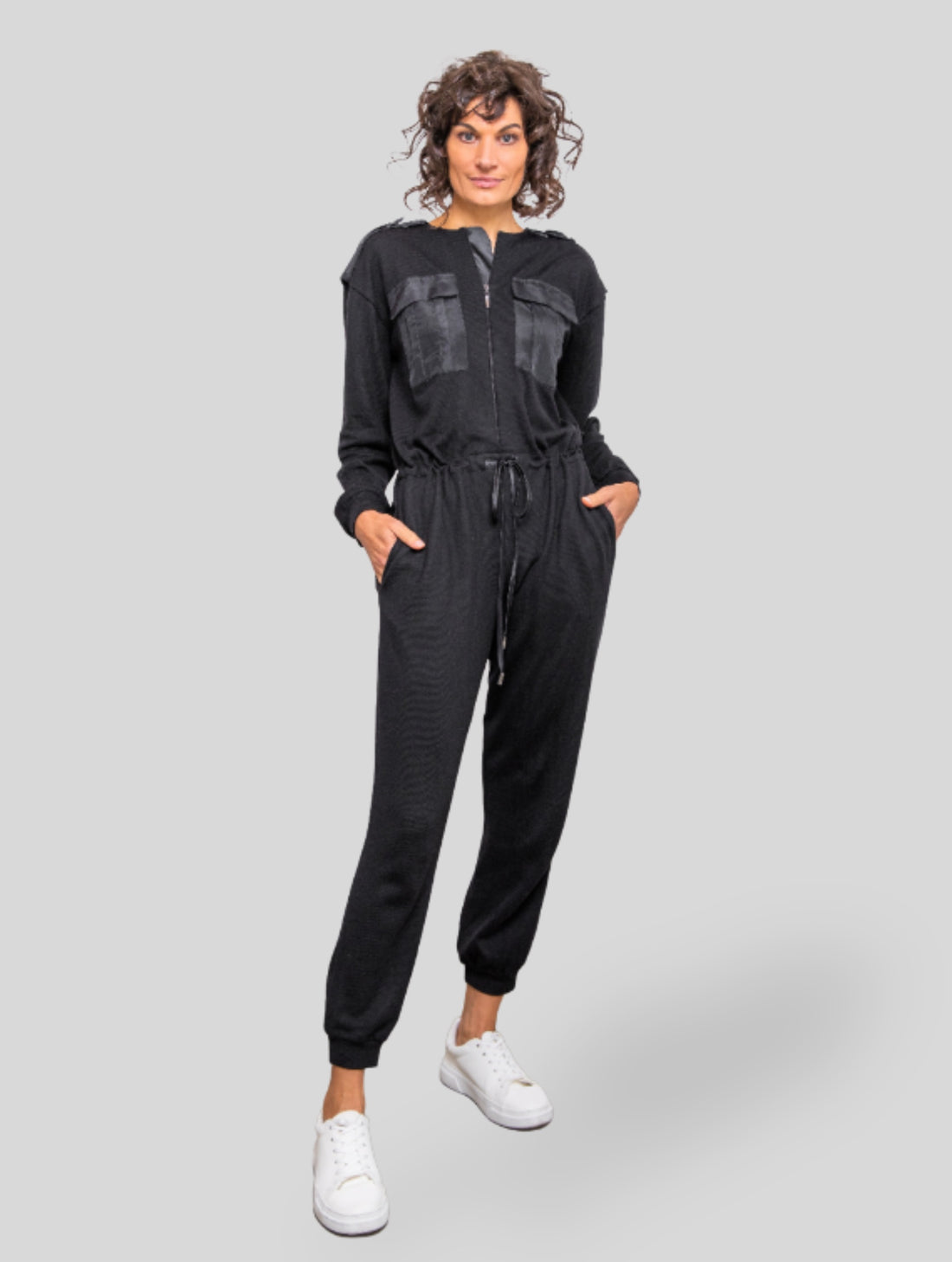 Jumpsuit aus 100% Wolle, Organza Taschen sowie zarten Organza-Epauletten