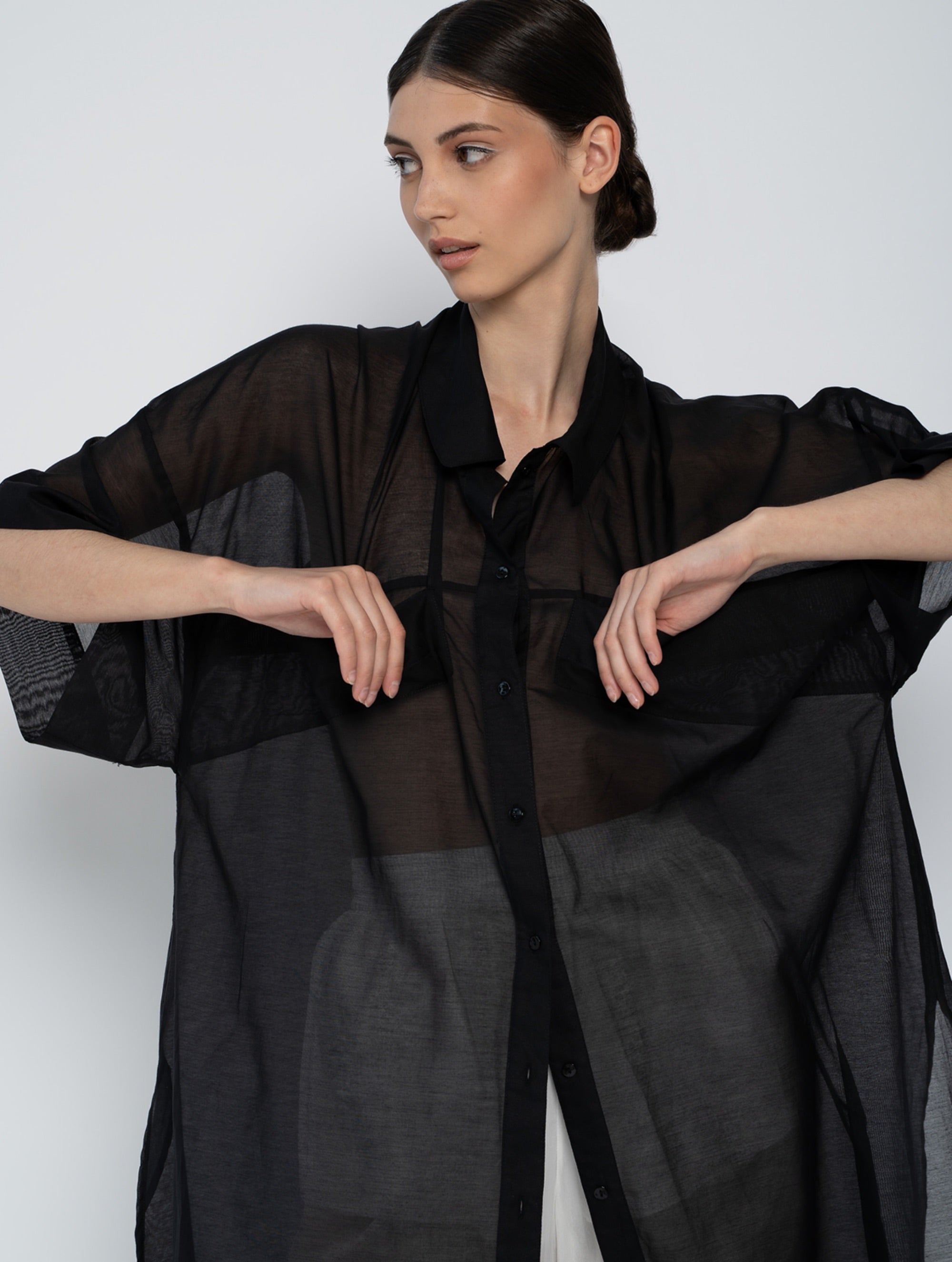 Ultraleichtes Kaftankleid mit Hemdkragen und langer Knopfleiste, langen Seitenschlitzen