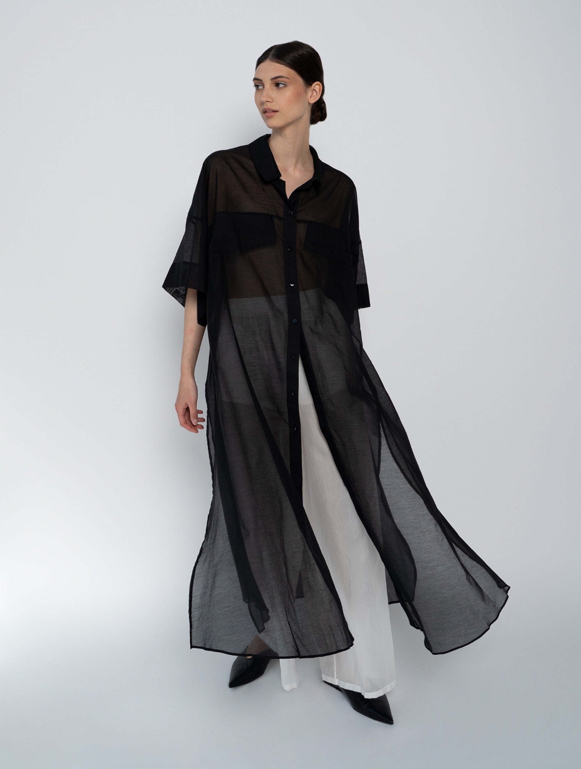 Ultraleichtes Kaftankleid mit Hemdkragen und langer Knopfleiste, langen Seitenschlitzen