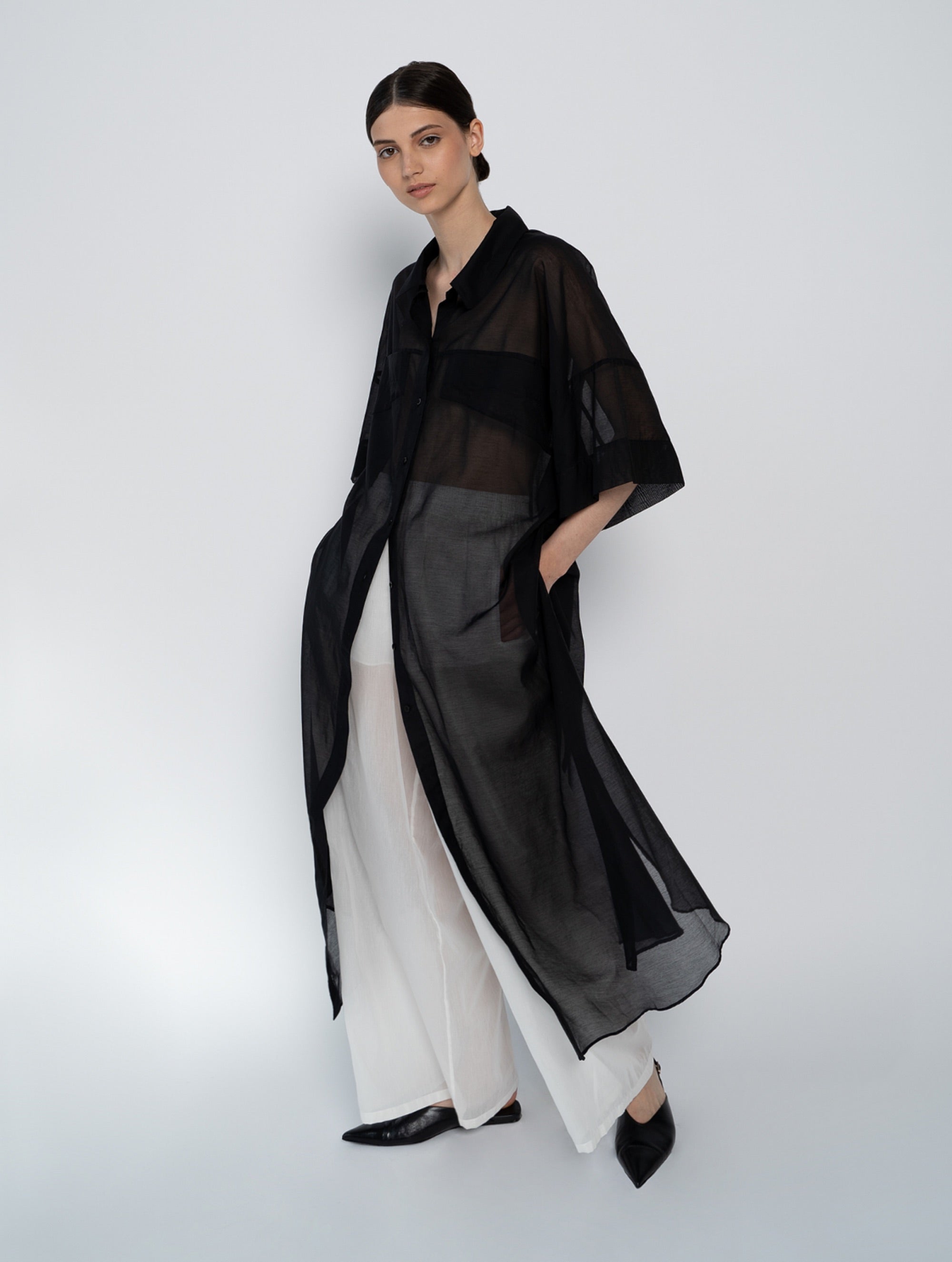 Ultraleichtes Kaftankleid mit Hemdkragen und langer Knopfleiste, langen Seitenschlitzen