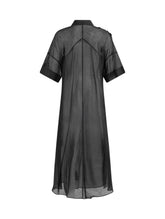 Ultraleichtes Kaftankleid mit Blumenapplikationen, Hemdkragen und langer Knopfleiste vorne, hohen Seitenschlitzen, sowie großen Brusttaschen. Dieses Produkt ist Teil unserer Reborn Linie.