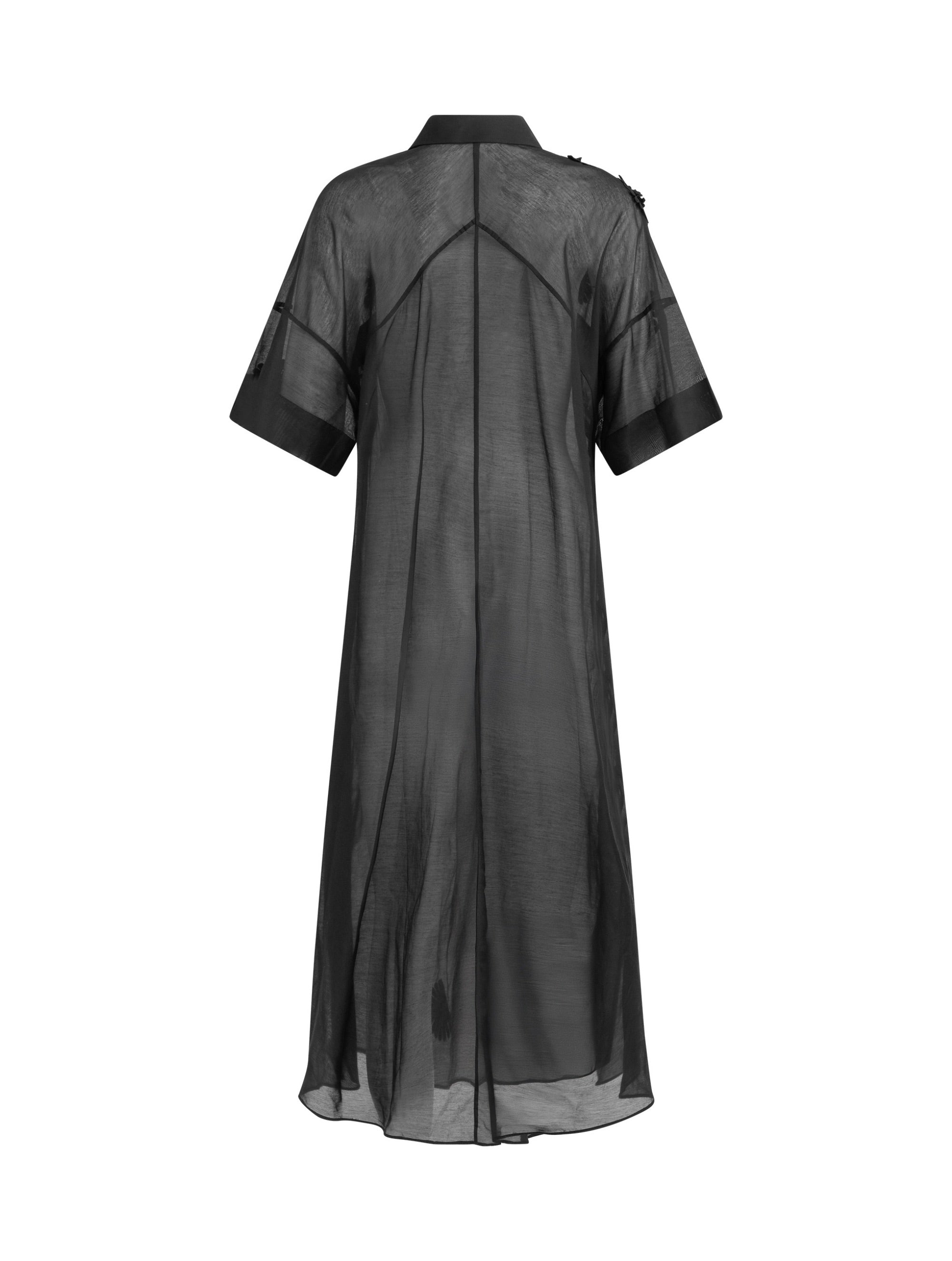 Ultraleichtes Kaftankleid mit Blumenapplikationen, Hemdkragen und langer Knopfleiste vorne, hohen Seitenschlitzen, sowie großen Brusttaschen. Dieses Produkt ist Teil unserer Reborn Linie.