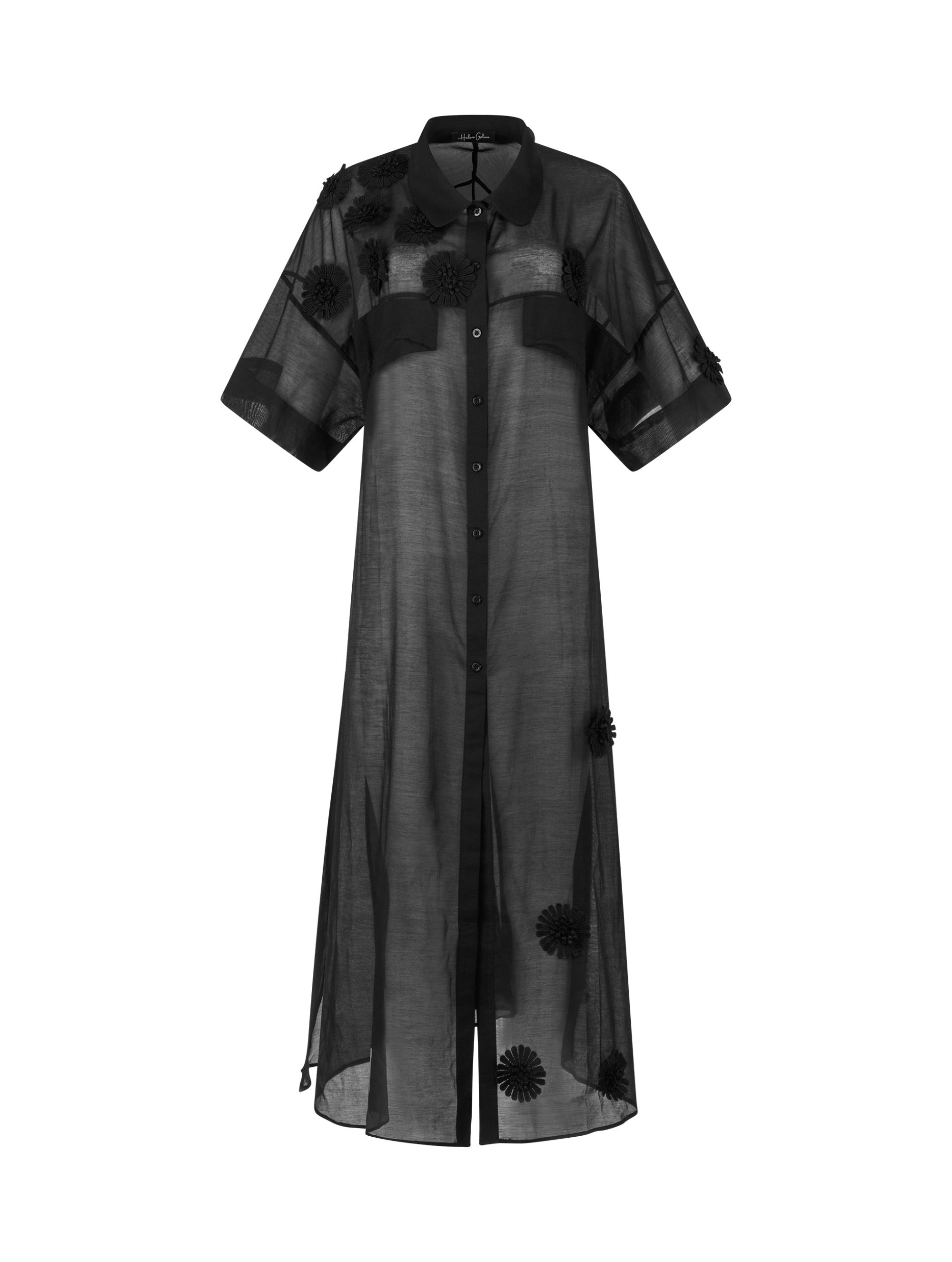Ultraleichtes Kaftankleid mit Blumenapplikationen, Hemdkragen und langer Knopfleiste vorne, hohen Seitenschlitzen, sowie großen Brusttaschen. Dieses Produkt ist Teil unserer Reborn Linie.