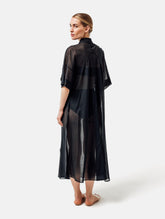Ultraleichtes Kaftankleid mit Blumenapplikationen, Hemdkragen und langer Knopfleiste vorne, hohen Seitenschlitzen, sowie großen Brusttaschen. Dieses Produkt ist Teil unserer Reborn Linie.