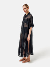 Ultraleichtes Kaftankleid mit Blumenapplikationen, Hemdkragen und langer Knopfleiste vorne, hohen Seitenschlitzen, sowie großen Brusttaschen. Dieses Produkt ist Teil unserer Reborn Linie.