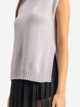 Extrem weicher, taillierter Pullunder aus feinstem Kaschmirstrick von Helene Galwas