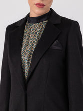 Mantel aus Kaschmirwolle, taillierter Passform und hohen Seitenschlitzen sowie Taschen mit Patten auf der Vordereseite