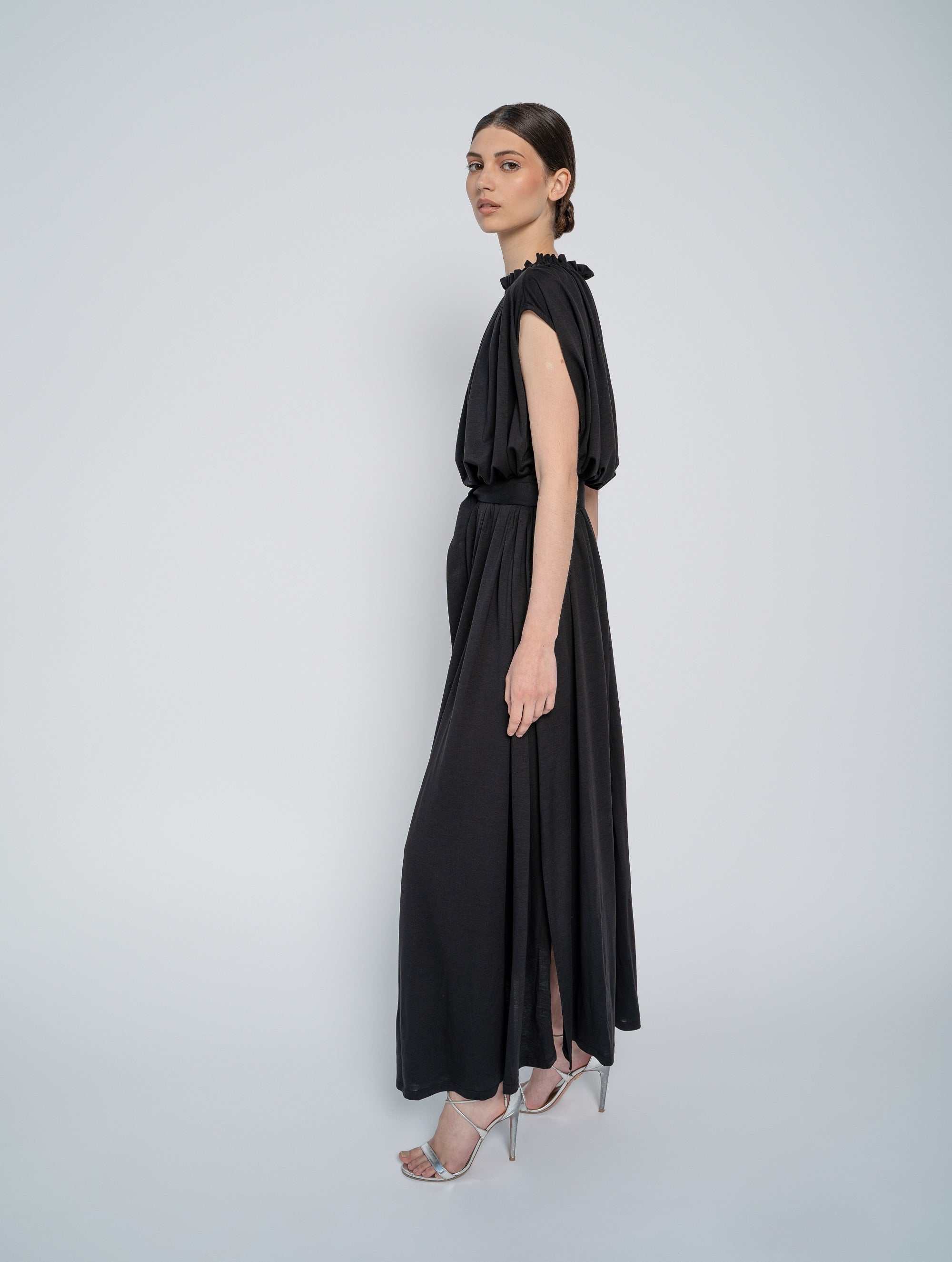 Ärmelloses Kleid mit eingearbeitetem Gummiband, hohen Seitenschlitzen und versteckten Taschen