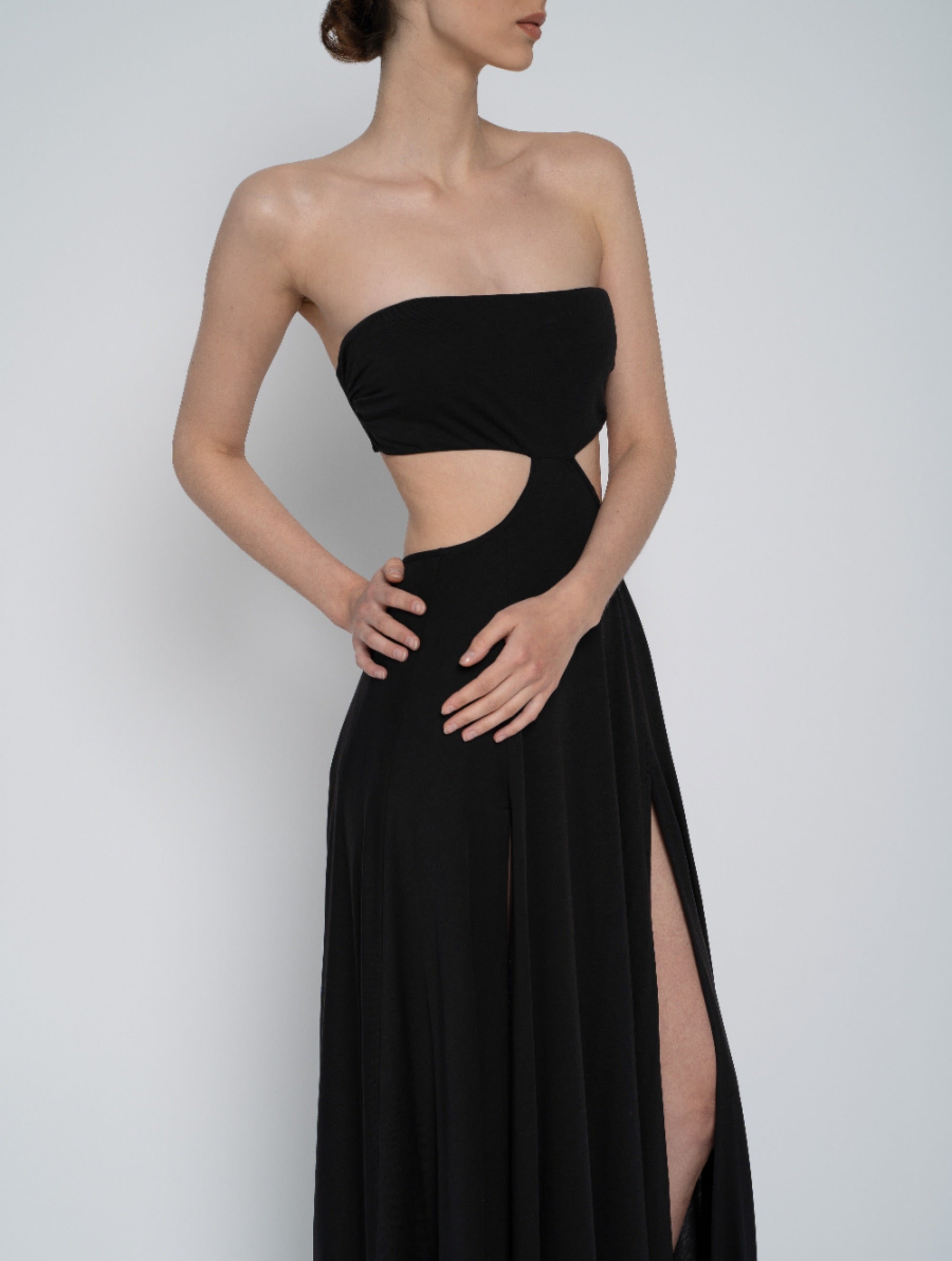 Maxi Bandeau-Kleid mit Cut-Outs und zum Binden am Rücken mit Schlitzen