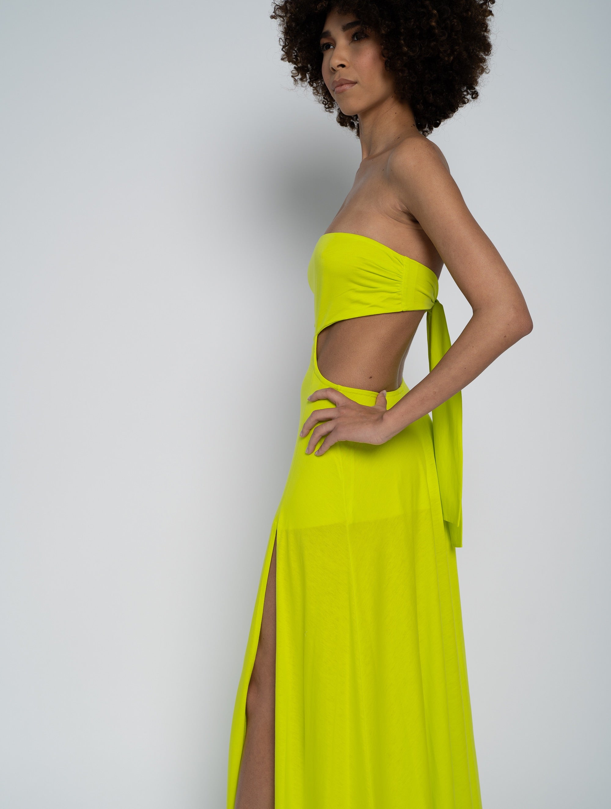 Maxi Bandeau-Kleid mit Cut-Outs und zum Binden am Rücken mit Schlitzen