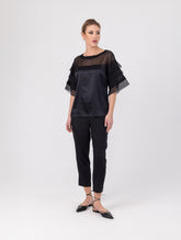 Exquisite Kurzarmbluse aus Stretch-Satin mit eleganten Einsätzen in der Schulterpartie und den Ärmeln aus feiner Organzaseide.