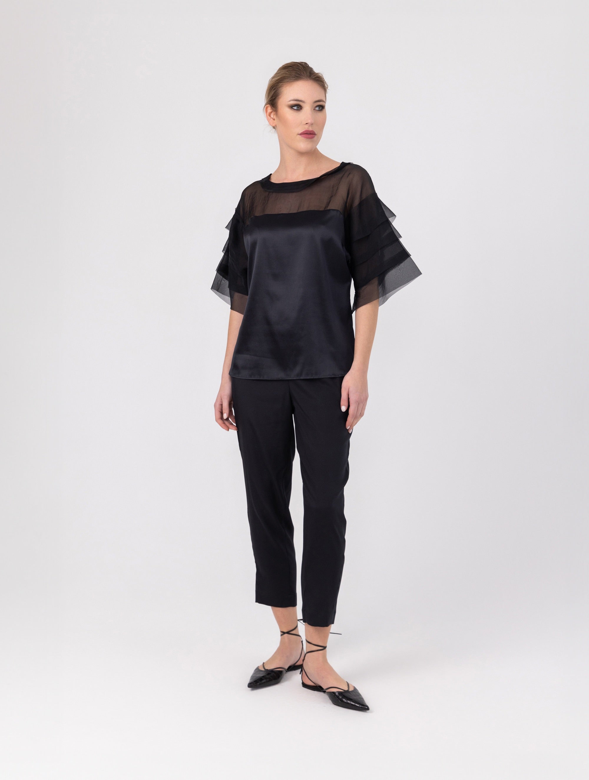 Exquisite Kurzarmbluse aus Stretch-Satin mit eleganten Einsätzen in der Schulterpartie und den Ärmeln aus feiner Organzaseide.