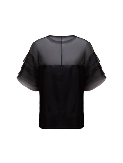 Exquisite Kurzarmbluse aus Stretch-Satin mit eleganten Einsätzen in der Schulterpartie und den Ärmeln aus feiner Organzaseide.