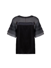 Exquisite Kurzarmbluse aus Stretch-Satin mit eleganten Einsätzen in der Schulterpartie und den Ärmeln aus feiner Organzaseide.