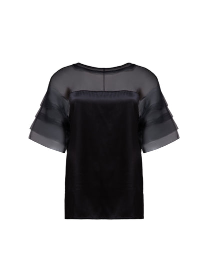 Exquisite Kurzarmbluse aus Stretch-Satin mit eleganten Einsätzen in der Schulterpartie und den Ärmeln aus feiner Organzaseide.