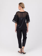 Exquisite Kurzarmbluse aus Stretch-Satin mit eleganten Einsätzen in der Schulterpartie und den Ärmeln aus feiner Organzaseide.