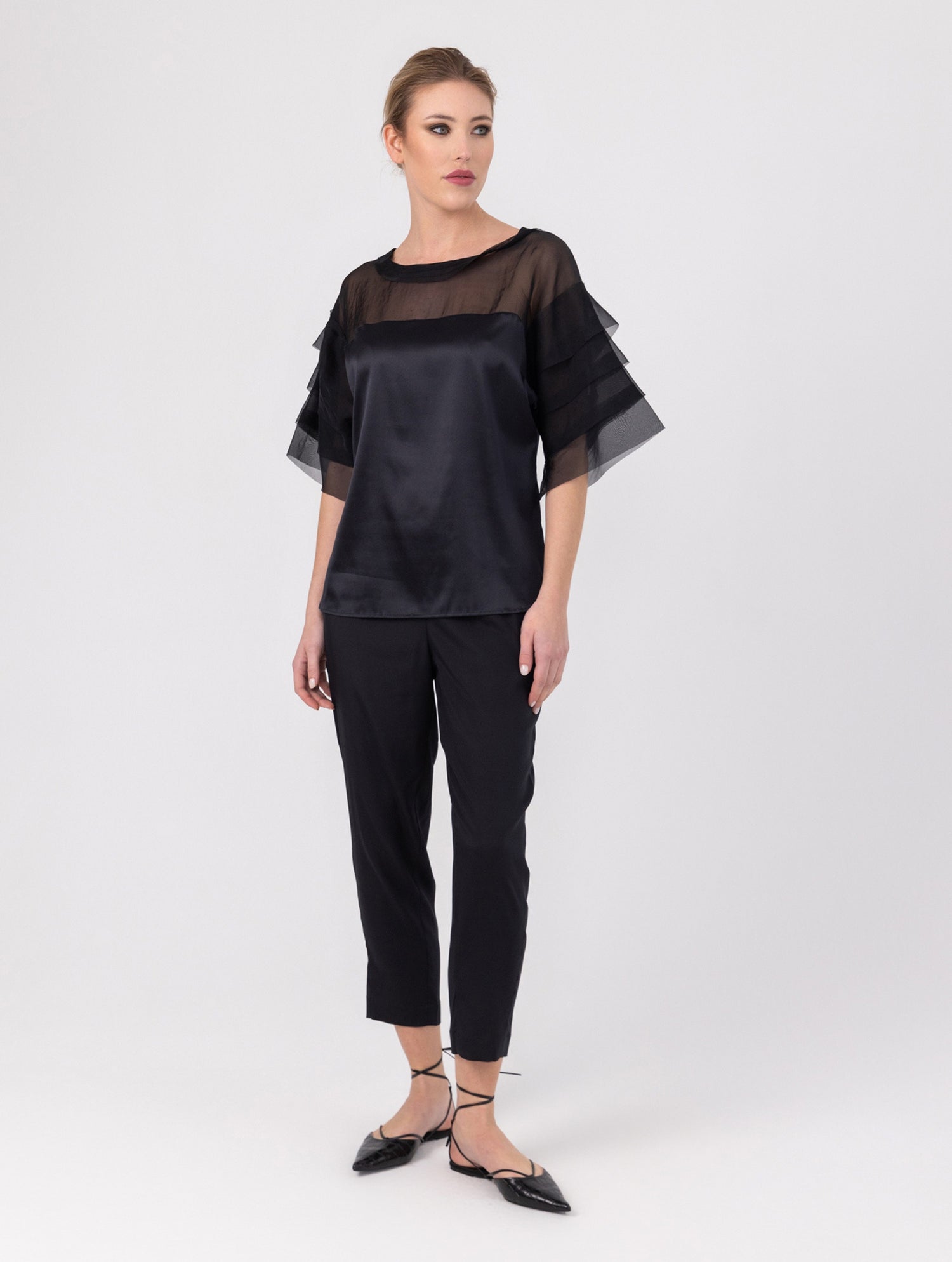 Exquisite Kurzarmbluse aus Stretch-Satin mit eleganten Einsätzen in der Schulterpartie und den Ärmeln aus feiner Organzaseide.