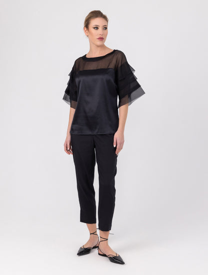 Exquisite Kurzarmbluse aus Stretch-Satin mit eleganten Einsätzen in der Schulterpartie und den Ärmeln aus feiner Organzaseide.