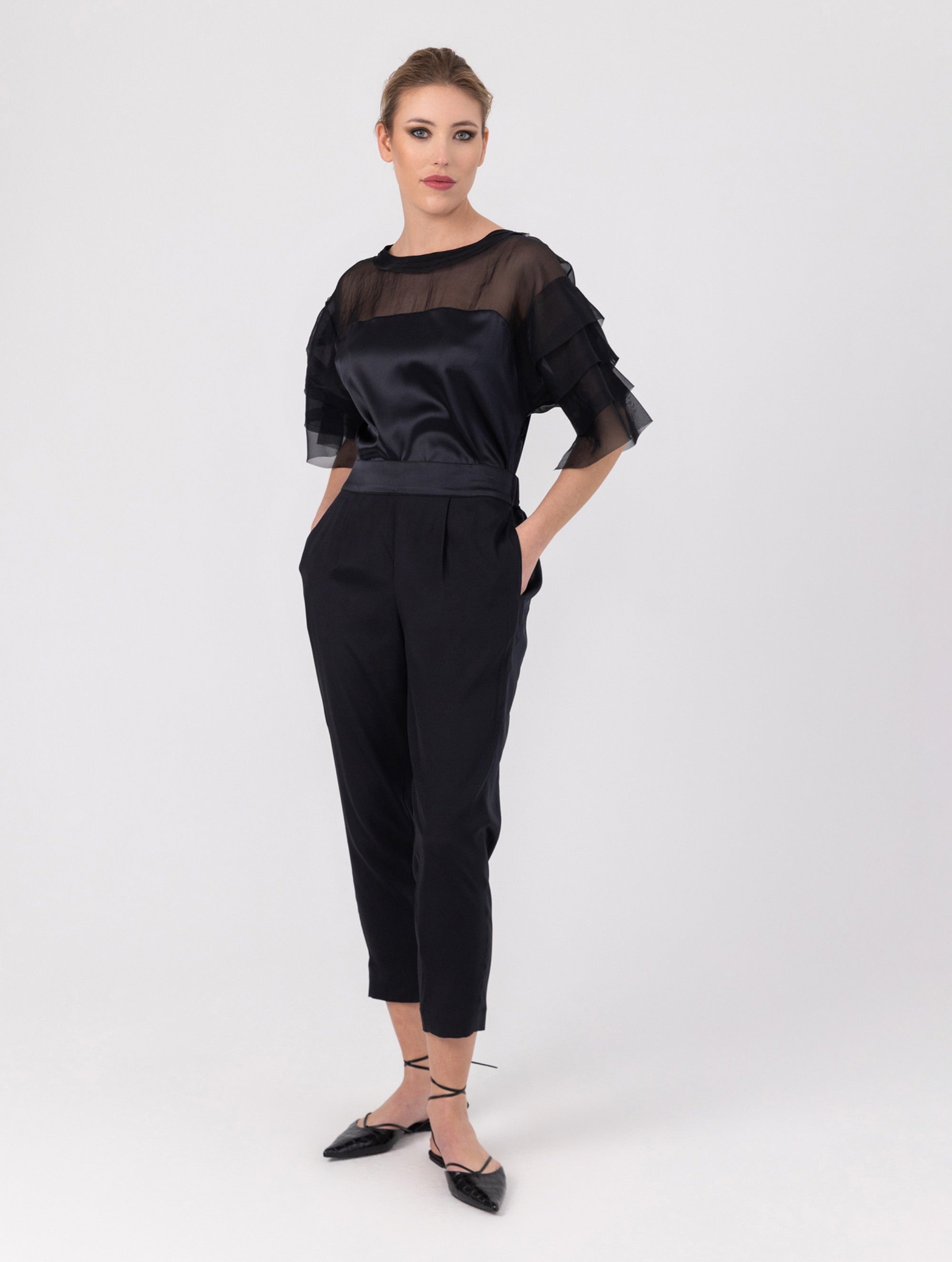 Exquisite Kurzarmbluse aus Stretch-Satin mit eleganten Einsätzen in der Schulterpartie und den Ärmeln aus feiner Organzaseide.