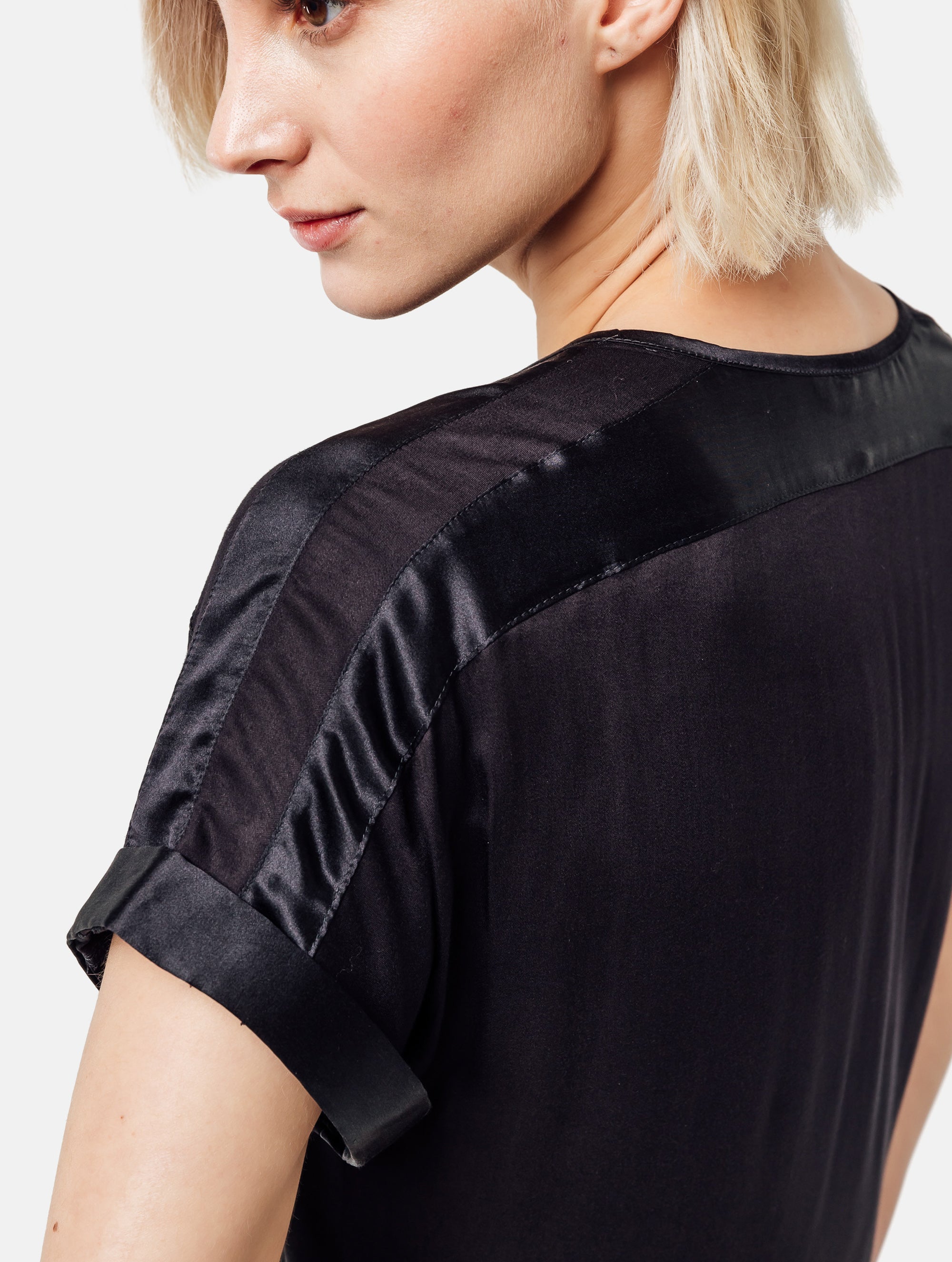 Locker fallendes Kurzarmkleid mit V-Ausschnitt und Volantrock aus Seidensatin und Viskose. Dieses Produkt ist Teil unserer Reborn Linie.