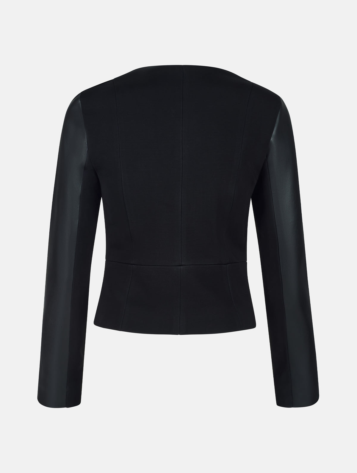 Einknöpfiger, taillierter Zwei-Komponenten Kurzblazer aus veganem Leder im Vorderteil und Scuba-Jersey im Rückteil, sowie schmalen Arm. Dieses Modell ist Teil unserer REBORN-Linie und steht für unsere "Zero-Waste-Politik", da mit Stoff aus Altbestand gefertigt.