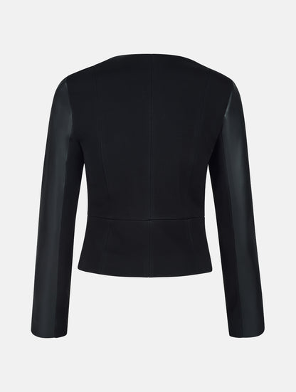 Einknöpfiger, taillierter Zwei-Komponenten Kurzblazer aus veganem Leder im Vorderteil und Scuba-Jersey im Rückteil, sowie schmalen Arm. Dieses Modell ist Teil unserer REBORN-Linie und steht für unsere "Zero-Waste-Politik", da mit Stoff aus Altbestand gefertigt.