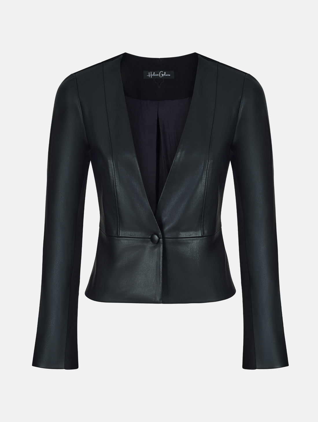 Einknöpfiger, taillierter Zwei-Komponenten Kurzblazer aus veganem Leder im Vorderteil und Scuba-Jersey im Rückteil, sowie schmalen Arm. Dieses Modell ist Teil unserer REBORN-Linie und steht für unsere "Zero-Waste-Politik", da mit Stoff aus Altbestand gefertigt.