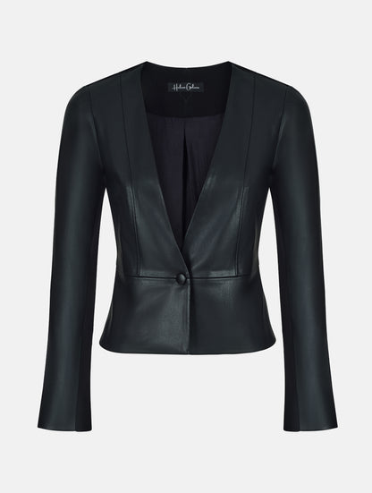Einknöpfiger, taillierter Zwei-Komponenten Kurzblazer aus veganem Leder im Vorderteil und Scuba-Jersey im Rückteil, sowie schmalen Arm. Dieses Modell ist Teil unserer REBORN-Linie und steht für unsere "Zero-Waste-Politik", da mit Stoff aus Altbestand gefertigt.