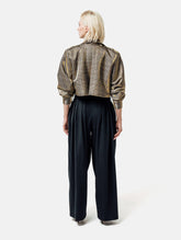 Karierte Kurzjacke mit großen Schulterpolstern, überschnittenen Ärmeln mit Ärmelgürteln und Schulterklappen. Dieses Modell ist Teil unserer REBORN-Kollektion und steht für unsere "Zero-Waste-Politik". 