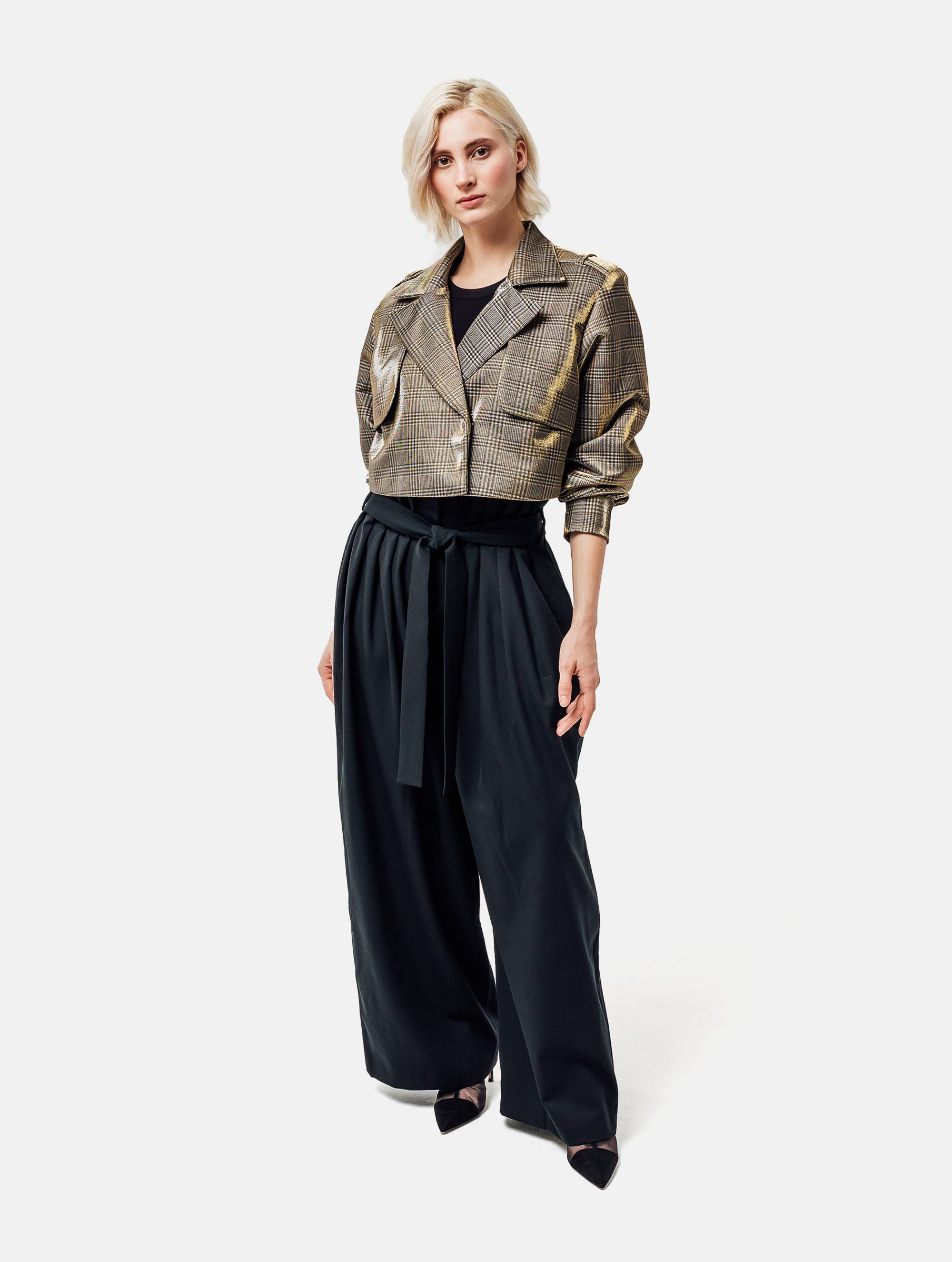 Karierte Kurzjacke mit großen Schulterpolstern, überschnittenen Ärmeln mit Ärmelgürteln und Schulterklappen. Dieses Modell ist Teil unserer REBORN-Kollektion und steht für unsere "Zero-Waste-Politik". 