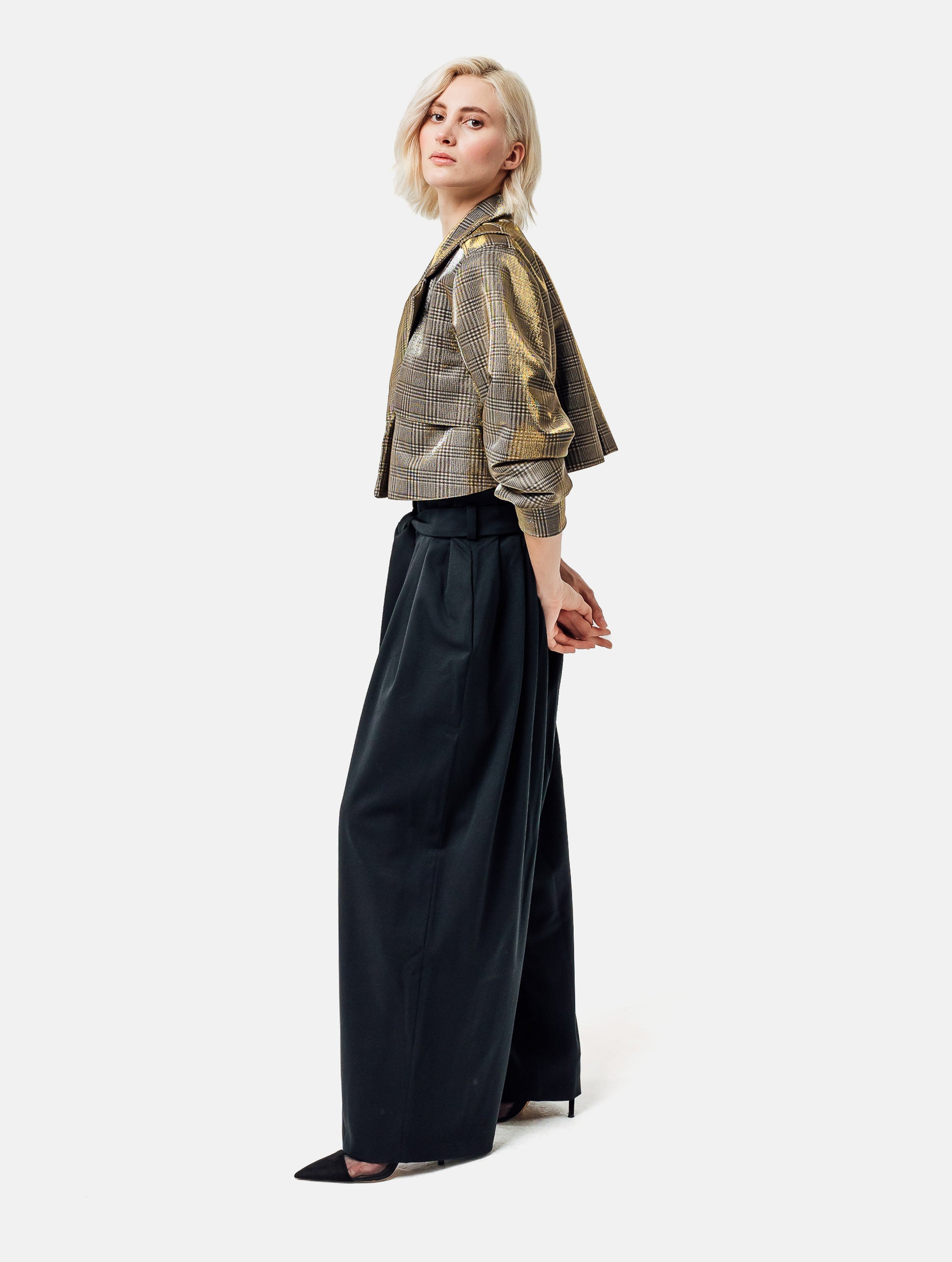Karierte Kurzjacke mit großen Schulterpolstern, überschnittenen Ärmeln mit Ärmelgürteln und Schulterklappen. Dieses Modell ist Teil unserer REBORN-Kollektion und steht für unsere "Zero-Waste-Politik". 