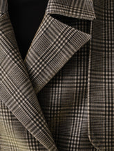 Karierte Kurzjacke mit großen Schulterpolstern, überschnittenen Ärmeln mit Ärmelgürteln und Schulterklappen. Dieses Modell ist Teil unserer REBORN-Kollektion und steht für unsere "Zero-Waste-Politik". 