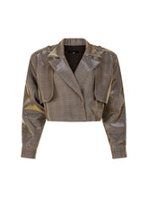 Karierte Kurzjacke mit großen Schulterpolstern, überschnittenen Ärmeln mit Ärmelgürteln und Schulterklappen. Dieses Modell ist Teil unserer REBORN-Kollektion und steht für unsere "Zero-Waste-Politik". 