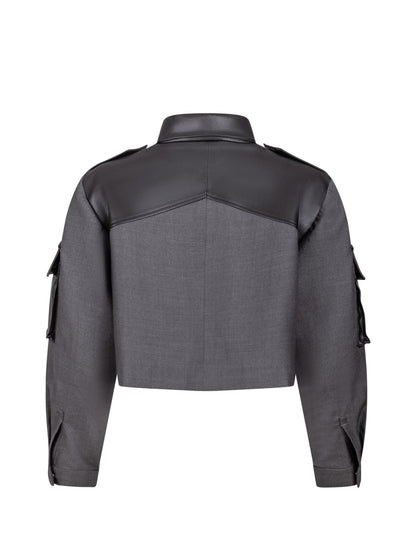 Grade geschnittene Kurzjacke mit Einsätzen, aufgesetzten Taschen, Schulterklappen und anderen Details aus veganem Leder, ausgestattet mit Druckknöpfen. Dieses Modell ist Teil unserer REBORN-Kollektion und steht für unsere &quot;Zero-Waste-Politik&quot;.  