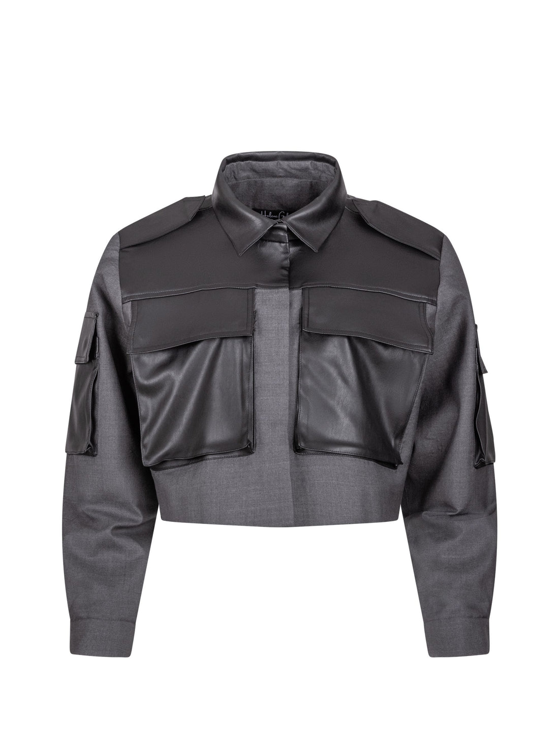 Grade geschnittene Kurzjacke mit Einsätzen, aufgesetzten Taschen, Schulterklappen und anderen Details aus veganem Leder, ausgestattet mit Druckknöpfen. Dieses Modell ist Teil unserer REBORN-Kollektion und steht für unsere &quot;Zero-Waste-Politik&quot;.  