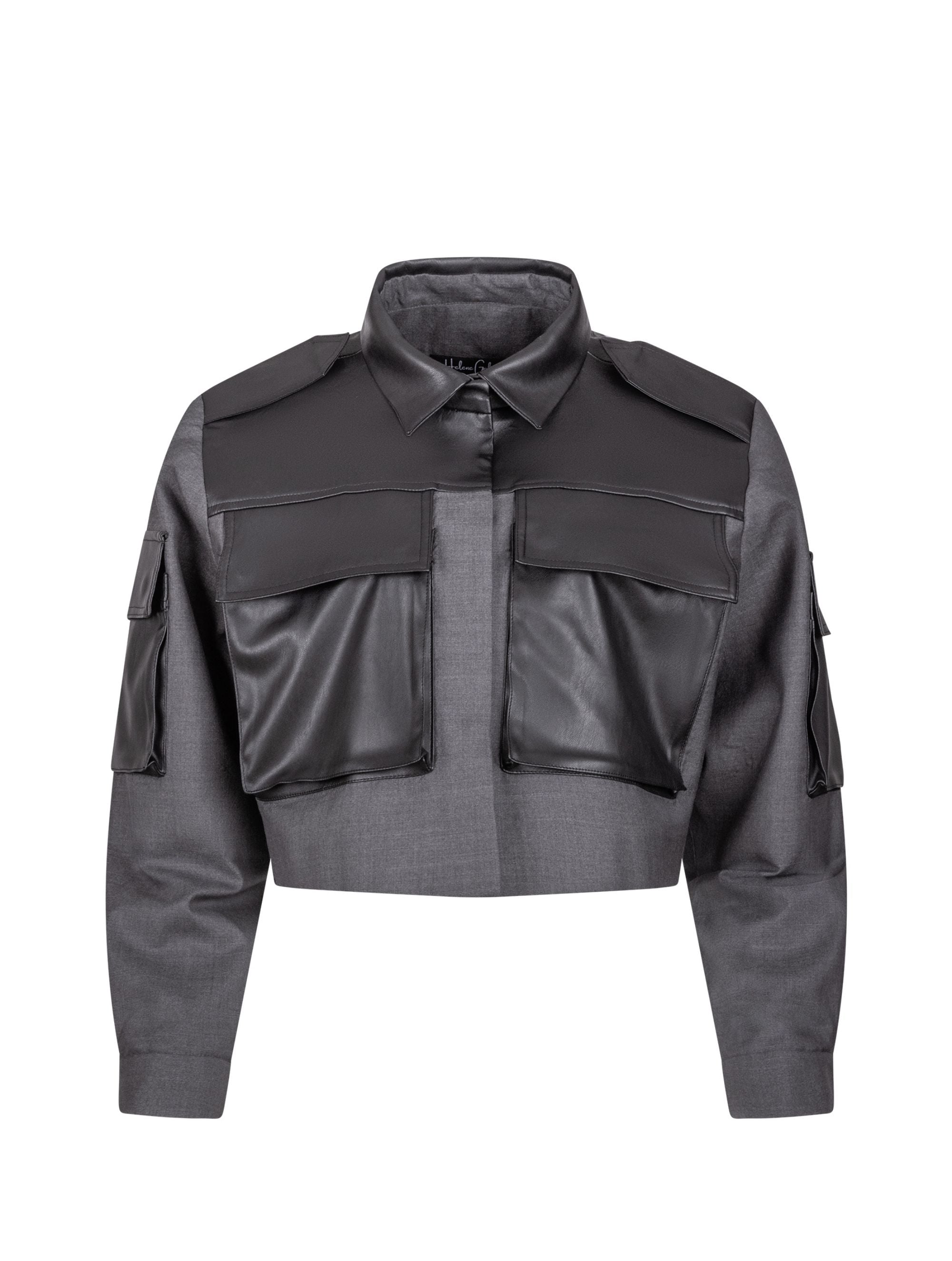 Grade geschnittene Kurzjacke mit Einsätzen, aufgesetzten Taschen, Schulterklappen und anderen Details aus veganem Leder, ausgestattet mit Druckknöpfen. Dieses Modell ist Teil unserer REBORN-Kollektion und steht für unsere &quot;Zero-Waste-Politik&quot;.  