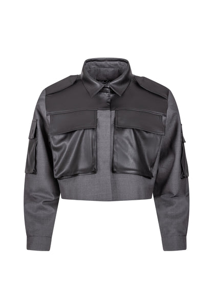 Grade geschnittene Kurzjacke mit Einsätzen, aufgesetzten Taschen, Schulterklappen und anderen Details aus veganem Leder, ausgestattet mit Druckknöpfen. Dieses Modell ist Teil unserer REBORN-Kollektion und steht für unsere &quot;Zero-Waste-Politik&quot;.  