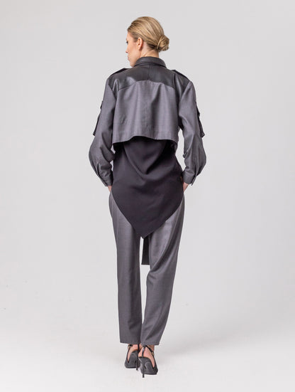 Grade geschnittene Kurzjacke mit Einsätzen, aufgesetzten Taschen, Schulterklappen und anderen Details aus veganem Leder, ausgestattet mit Druckknöpfen. Dieses Modell ist Teil unserer REBORN-Kollektion und steht für unsere &quot;Zero-Waste-Politik&quot;.  