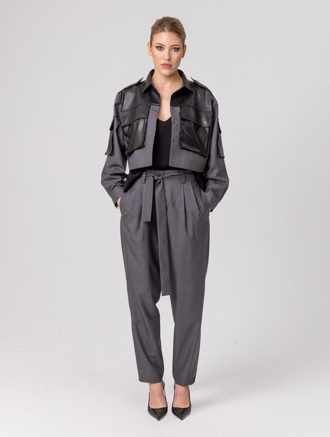 Grade geschnittene Kurzjacke mit Einsätzen, aufgesetzten Taschen, Schulterklappen und anderen Details aus veganem Leder, ausgestattet mit Druckknöpfen. Dieses Modell ist Teil unserer REBORN-Kollektion und steht für unsere &quot;Zero-Waste-Politik&quot;.  