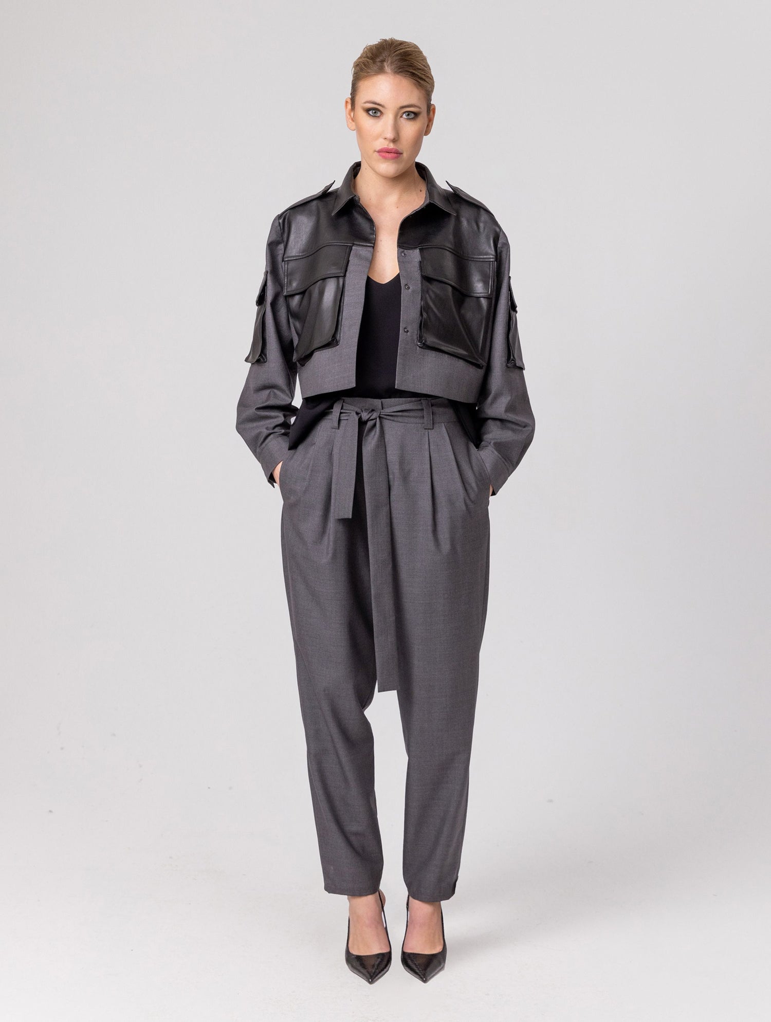 Grade geschnittene Kurzjacke mit Einsätzen, aufgesetzten Taschen, Schulterklappen und anderen Details aus veganem Leder, ausgestattet mit Druckknöpfen. Dieses Modell ist Teil unserer REBORN-Kollektion und steht für unsere &quot;Zero-Waste-Politik&quot;.  