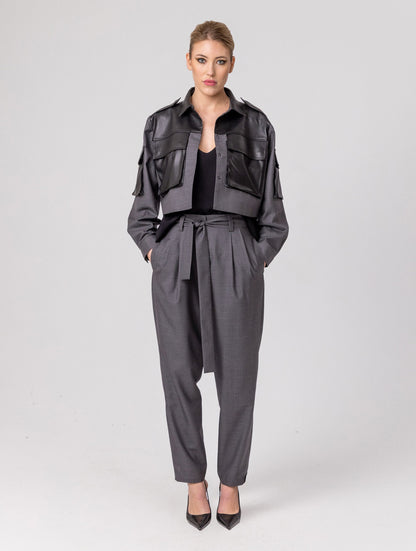 Grade geschnittene Kurzjacke mit Einsätzen, aufgesetzten Taschen, Schulterklappen und anderen Details aus veganem Leder, ausgestattet mit Druckknöpfen. Dieses Modell ist Teil unserer REBORN-Kollektion und steht für unsere &quot;Zero-Waste-Politik&quot;.  