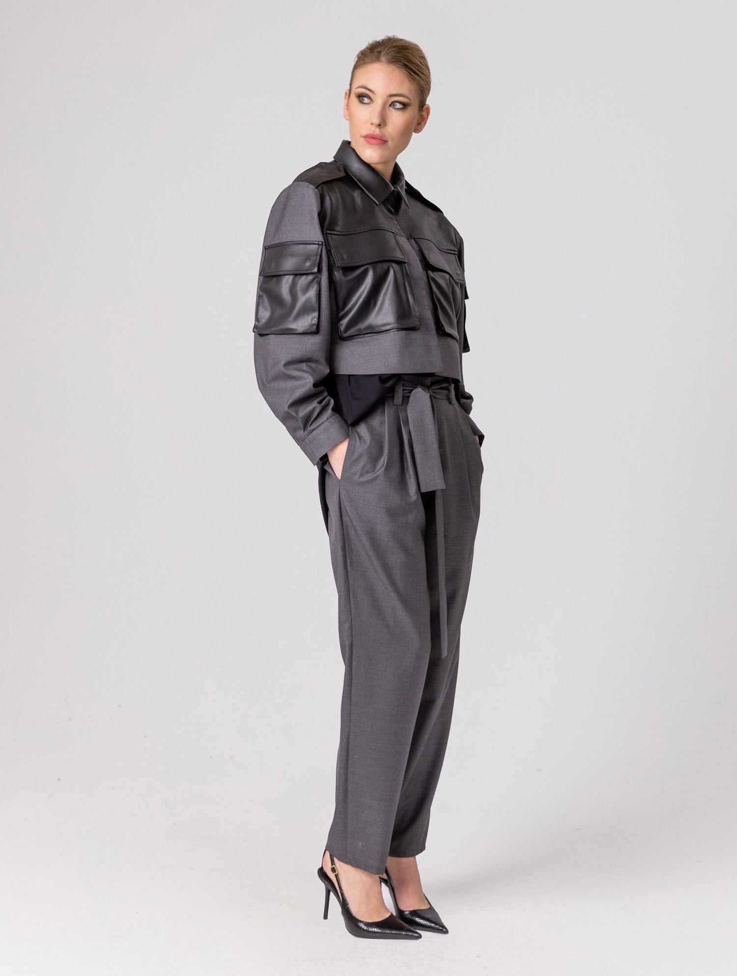 Grade geschnittene Kurzjacke mit Einsätzen, aufgesetzten Taschen, Schulterklappen und anderen Details aus veganem Leder, ausgestattet mit Druckknöpfen. Dieses Modell ist Teil unserer REBORN-Kollektion und steht für unsere &quot;Zero-Waste-Politik&quot;.  