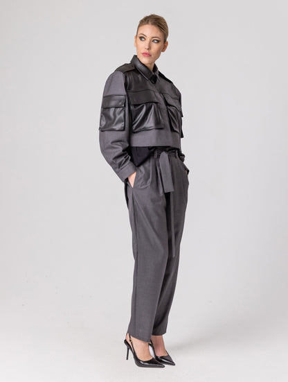 Grade geschnittene Kurzjacke mit Einsätzen, aufgesetzten Taschen, Schulterklappen und anderen Details aus veganem Leder, ausgestattet mit Druckknöpfen. Dieses Modell ist Teil unserer REBORN-Kollektion und steht für unsere &quot;Zero-Waste-Politik&quot;.  