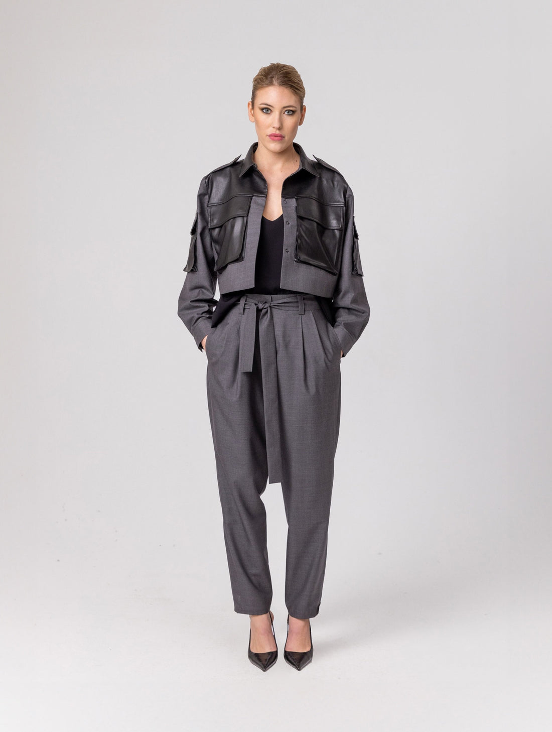 Grade geschnittene Kurzjacke mit Einsätzen, aufgesetzten Taschen, Schulterklappen und anderen Details aus veganem Leder, ausgestattet mit Druckknöpfen. Dieses Modell ist Teil unserer REBORN-Kollektion und steht für unsere &quot;Zero-Waste-Politik&quot;.  