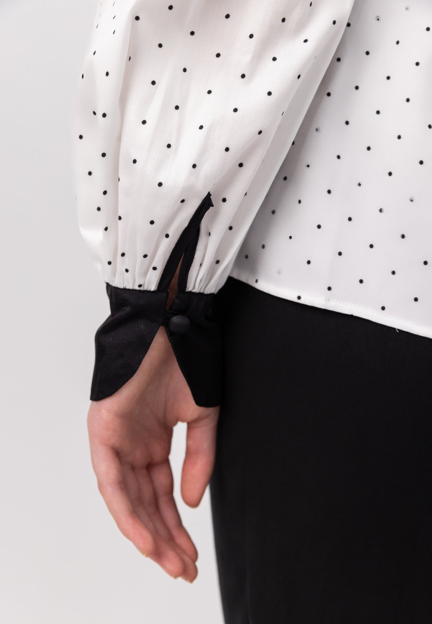 Locker geschnittene Langarm Bluse aus Premium Baumwolle mit Hemdkragenverschluss im Nacken