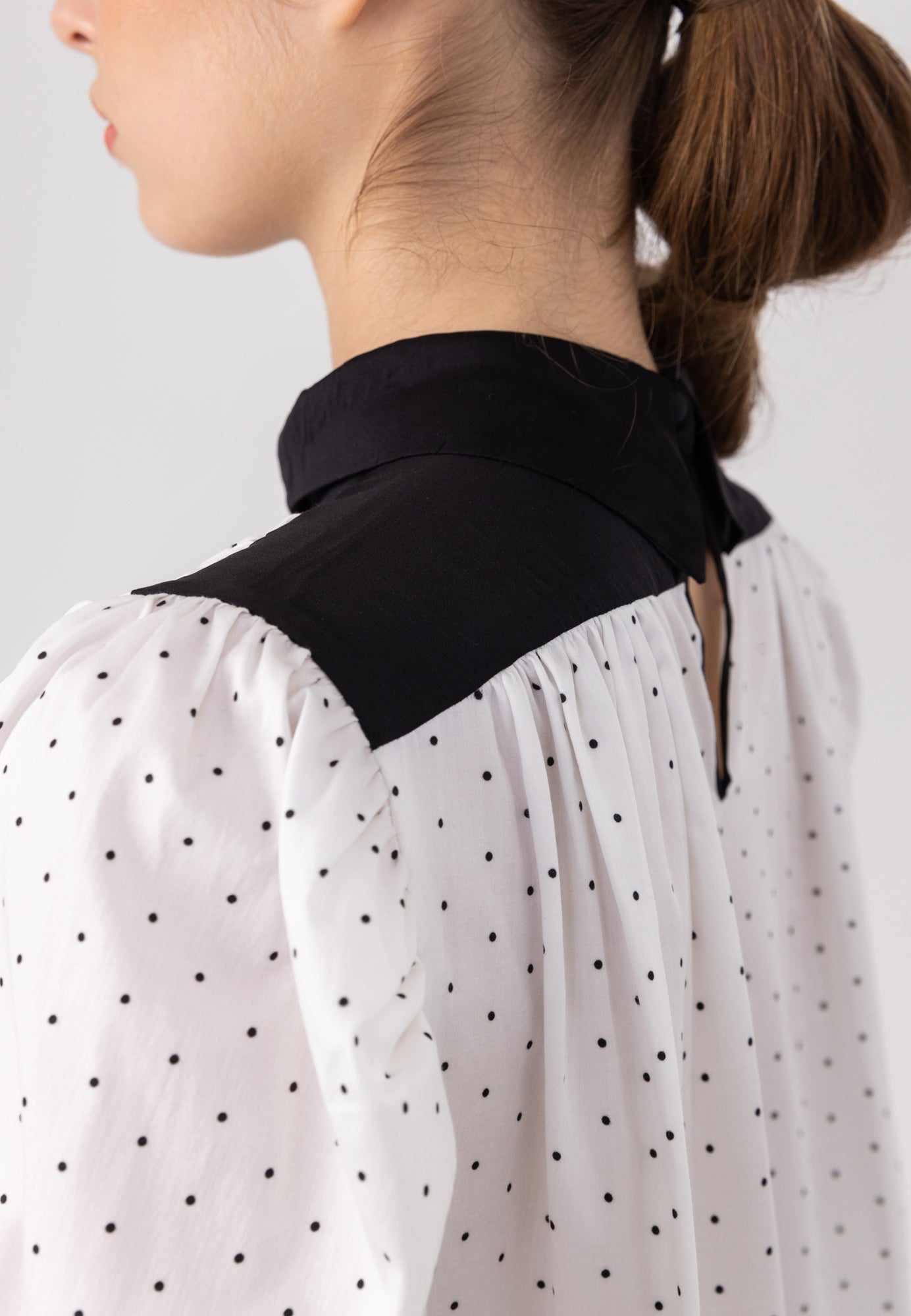 Locker geschnittene Langarm Bluse aus Premium Baumwolle mit Hemdkragenverschluss im Nacken