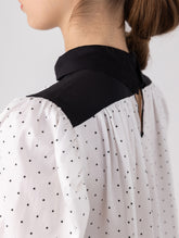 Locker geschnittene Langarm Bluse aus Premium Baumwolle mit Hemdkragenverschluss im Nacken