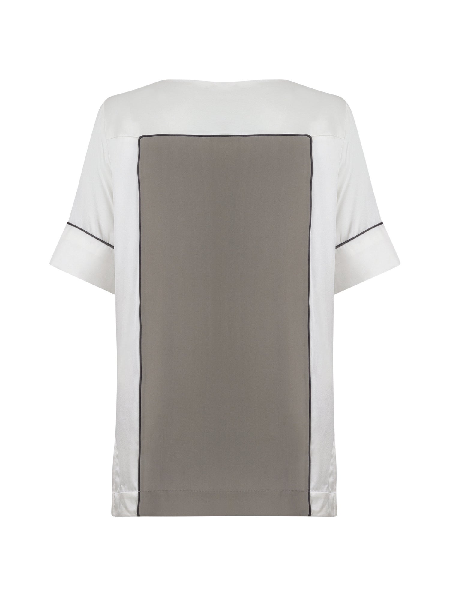 Zweifarbiges, locker geschnittenes Shirt mit weitem Halsauschnitt und schwarzem Piping Detail. Stoffe kommen aus dem Altbestand der Firma, daher nachhaltig.