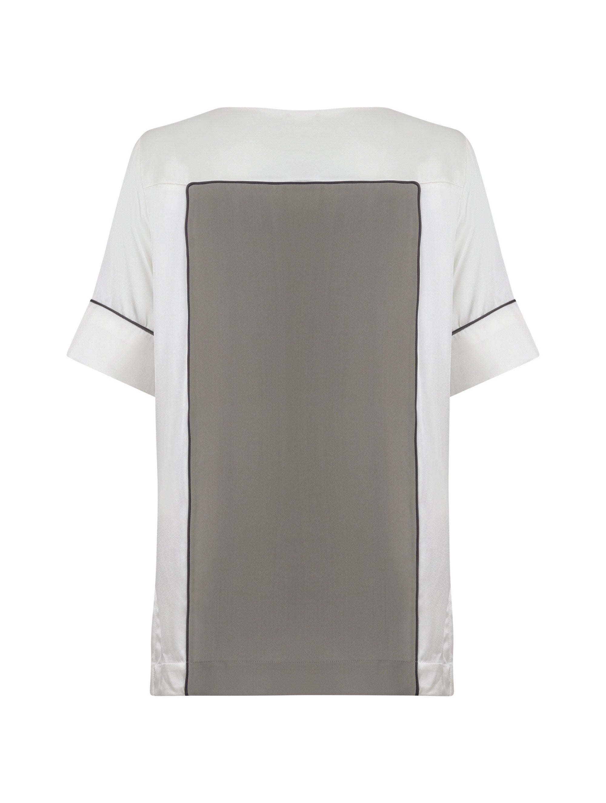 Zweifarbiges, locker geschnittenes Shirt mit weitem Halsauschnitt und schwarzem Piping Detail. Stoffe kommen aus dem Altbestand der Firma, daher nachhaltig.